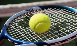 Raquete e bola de tênis na quadra