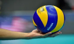 Rede de vôlei com bola em jogo